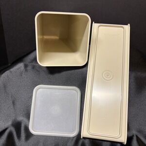 Vintage Tupperware Cheese Cracker Keeper 1687-1 USA w/‎ lid and tray